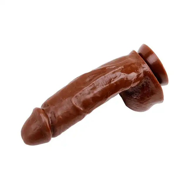 Chisa - Hard On Brown 22 cm. Realistyczne brązowe dildo o niesamowitych teksturach i dużych jądrach. Mocna przyssawka. 
