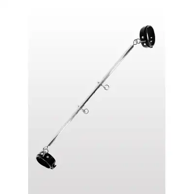 Taboom - Expandable Spread Bar with Ankle Cuffs. Wytrzymały drążek w zestawie z kajdankami na kostki. Regulacja długości drążka pozwala Ci rozchylić nogi partnerki tak jak lubisz