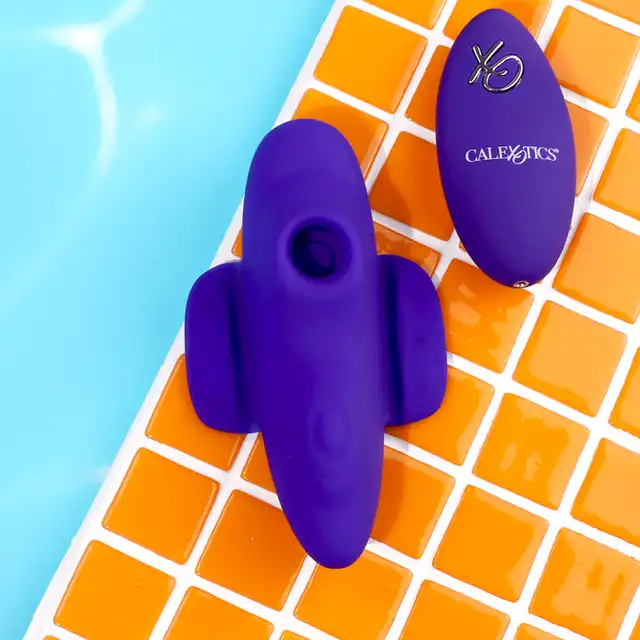 Calexotics - Remote Suction Panty Teaser Purple - wibrator do majtek ze zdalnie sterowanym pilotem. Wyposażony w przyjemne ssanie