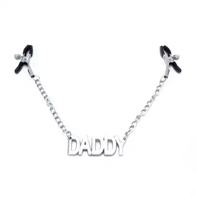 Oproducts - Nipple Clamps Daddy . Stalowe klamerki na sutki z masywnym napisem `Daddy`. Pikantny dodatek do zabaw 