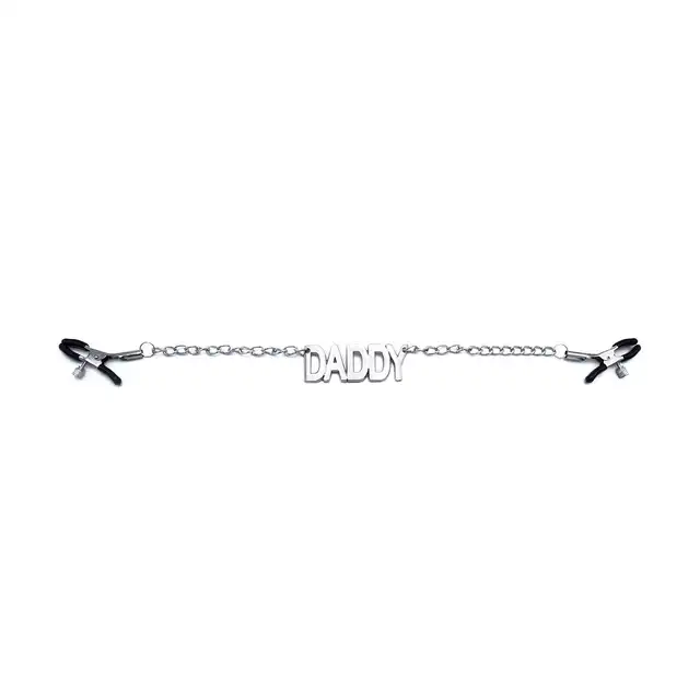 Oproducts - Nipple Clamps Daddy . Stalowe klamerki na sutki z masywnym napisem `Daddy`. Pikantny dodatek do zabaw 