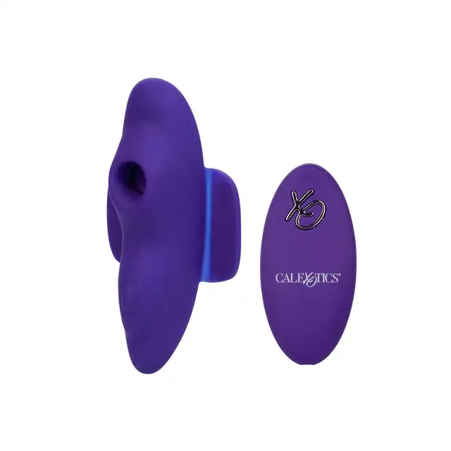 Calexotics - Remote Suction Panty Teaser Purple - wibrator do majtek ze zdalnie sterowanym pilotem. Wyposażony w przyjemne ssanie