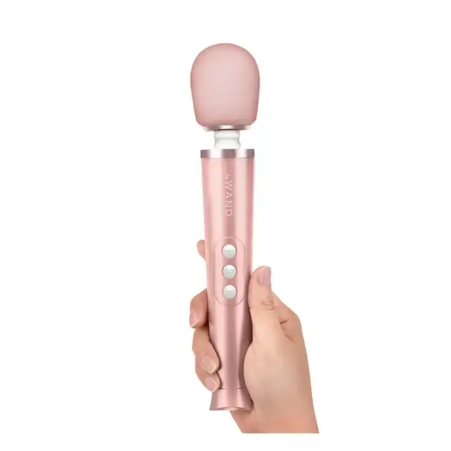 Le Wand - Petite Massager Rose Gold. Magiczna różdżka w eleganckim odcieniu różowego złota. 10 prędkości, 6 trybów wibracji. 