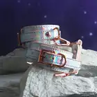 NSNovelties - Cosmo Bondage Wrist Cuffs - połączone kajdanki. Elektryzujący wzór holo