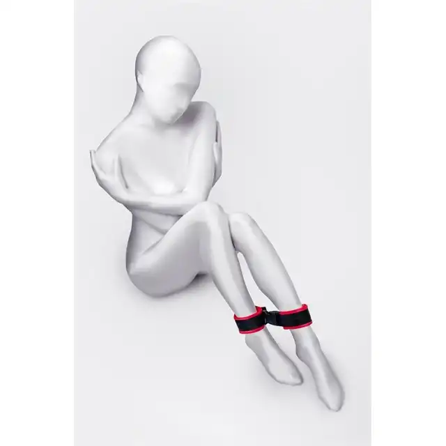 Toyfa - Anonymo Anklecuffs Velour Red. Kajdanki na kostki w tradycyjnym wydaniu. Krwista czerwień w połączeniu z welurowym środkiem to przepis na sukces