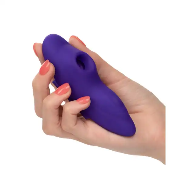 Calexotics - Remote Suction Panty Teaser Purple - wibrator do majtek ze zdalnie sterowanym pilotem. Wyposażony w przyjemne ssanie