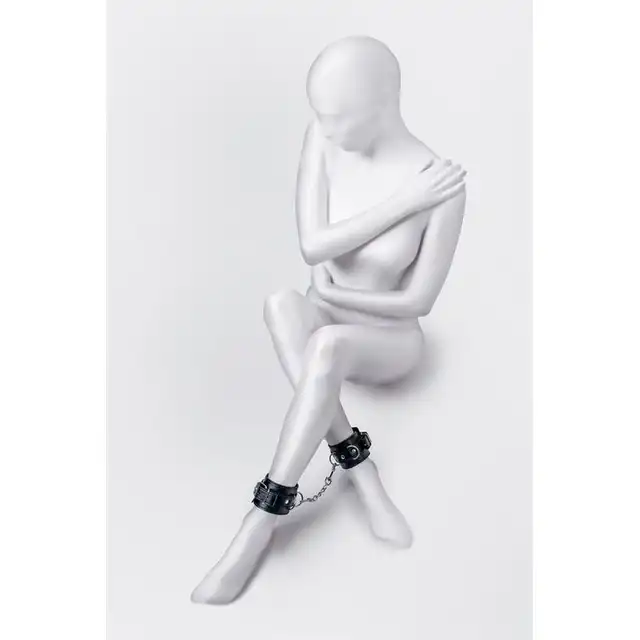 Toyfa - Anonymo Anklecuffs Black. Klasyczne kajdanki na kostki w kolorze eleganckiej czerni. Idealne dla początkujących miłośników zniewalania