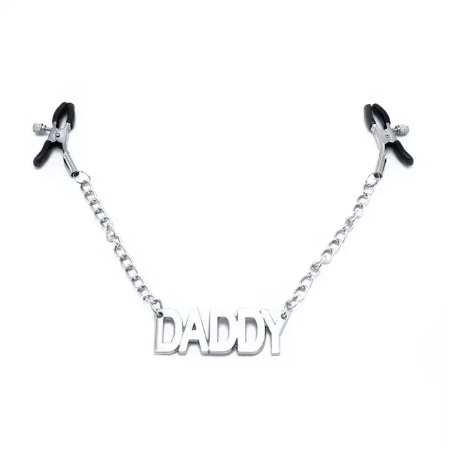 Oproducts - Nipple Clamps Daddy . Stalowe klamerki na sutki z masywnym napisem `Daddy`. Pikantny dodatek do zabaw 