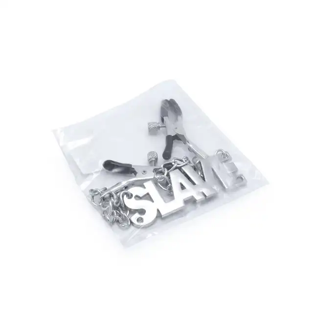 Oproducts - Nipple Clamps Slave. Klamerki na sutki z łańcuszkiem i stalowym napisem `Slave`