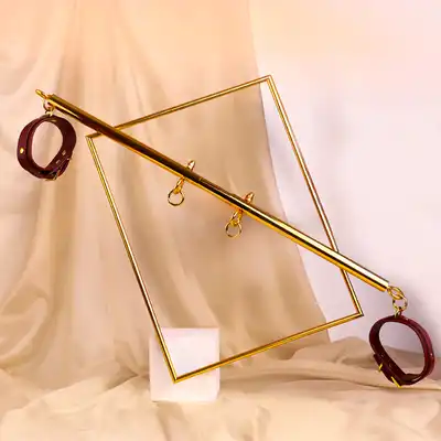 Taboom - Expandable Spread Bar with Ankle Cuffs. Wytrzymały drążek w zestawie z kajdankami na kostki. Regulacja długości drążka pozwala Ci rozchylić nogi partnerki tak jak lubisz