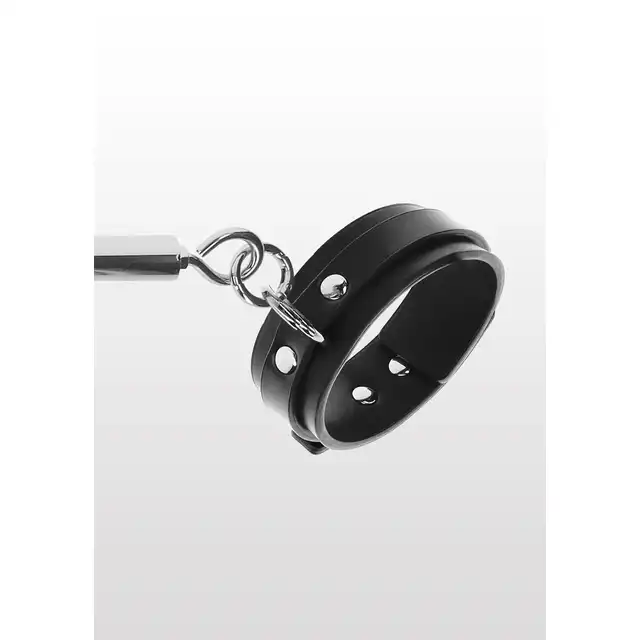 Taboom - Expandable Spread Bar with Ankle Cuffs. Wytrzymały drążek w zestawie z kajdankami na kostki. Regulacja długości drążka pozwala Ci rozchylić nogi partnerki tak jak lubisz