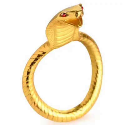 Master Series - Cobra King Gold Ring. Metalowy pierścień na penisa w kształcie złotej kobry z czerwonymi oczami. 