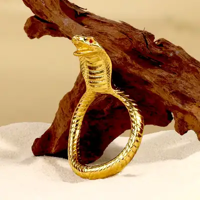 Master Series - Cobra King Gold Ring. Metalowy pierścień na penisa w kształcie złotej kobry z czerwonymi oczami. 