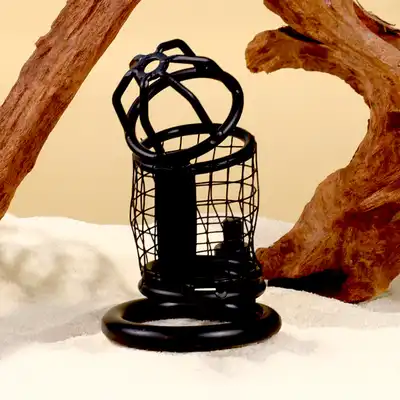 Oproducts - Chasity Cage Squares Black. Stalowa przewiewna klatka na penisa 4,5 cm średnicy oraz 11 cm długości 