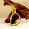 Master Series - Cobra King Gold Ring. Metalowy pierścień na penisa w kształcie złotej kobry z czerwonymi oczami. 