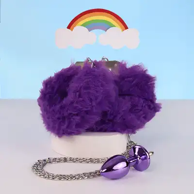 Nixie - Metal Butt Plug &amp; Furry Handcuffs Purple Metallic. Nowatorskie połączenie zabaw analnych z techniką bondage. Korek analny z puszystymi kajdankami