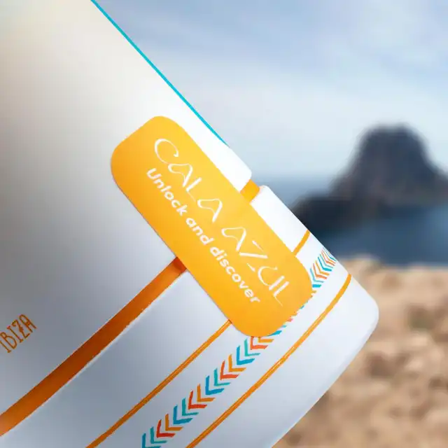 Cala Azul - Blanca Anal Plug. Turkusowa wibrująca zatyczka analna inspirowana energetyczną Ibizą