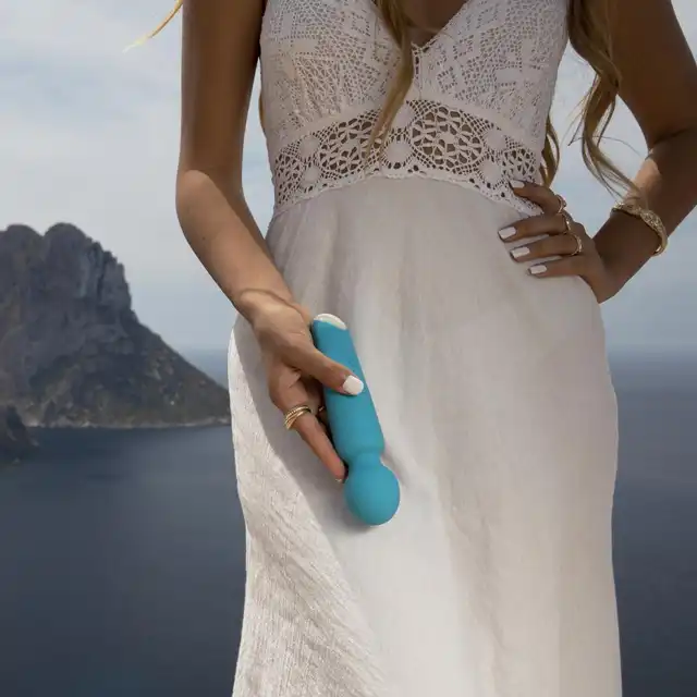 Cala Azul - Maria Wand. Intensywnie wibrująca magiczna różdżka inspirowana słoneczną i gorącą Ibizą