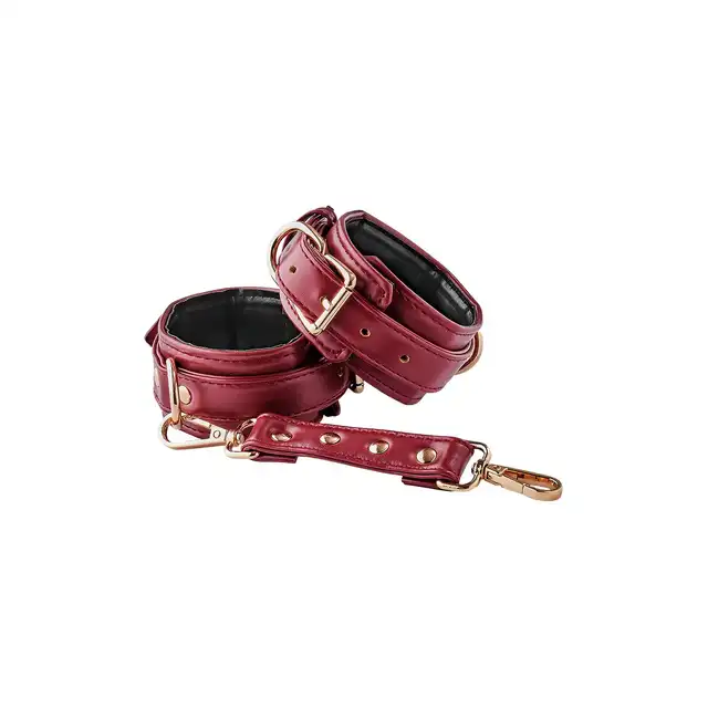 Blaze - Elite Anklecuffs Red. Eleganckie i stylowe czerwone kajdanki na nogi ze złotymi elementami. Super do sesji BDSM