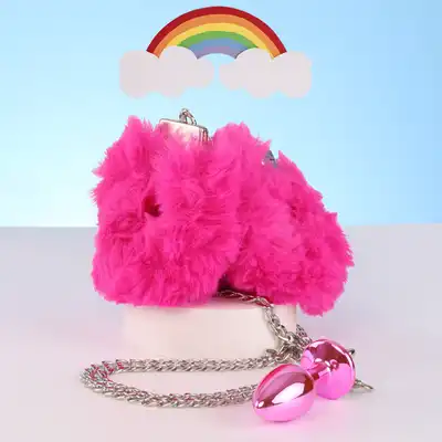Nixie - Metal Butt Plug &amp; Furry Handcuffs Pink Metallic. Zniewalające połączenie korka analnego i łańcuszka prowadzącego do zmysłowych futrzanych kajdanek