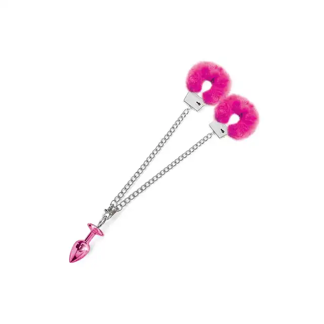 Nixie - Metal Butt Plug &amp; Furry Handcuffs Pink Metallic. Zniewalające połączenie korka analnego i łańcuszka prowadzącego do zmysłowych futrzanych kajdanek