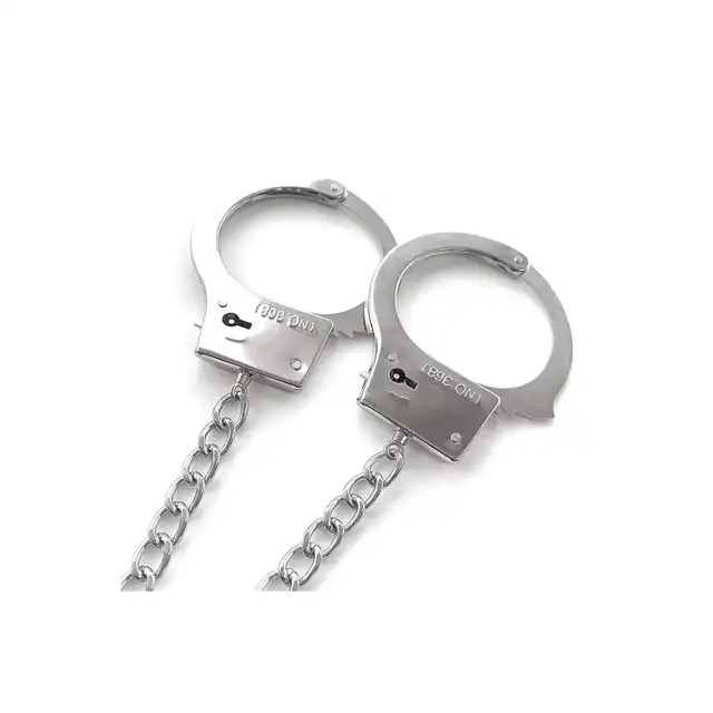 Nixie - Metal Butt Plug &amp; Handcuffs Silver. Zniewalające połączenie korka analnego i łańcuszka prowadzącego do zmysłowych metalowych kajdanek