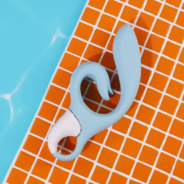 Satisfyer - Love Me Blue. Nowatorski wibrator do podwójnej stymulacji. Skoncentrowana stymulacja łechtaczki i punktu G w wyjątkowym wydaniu