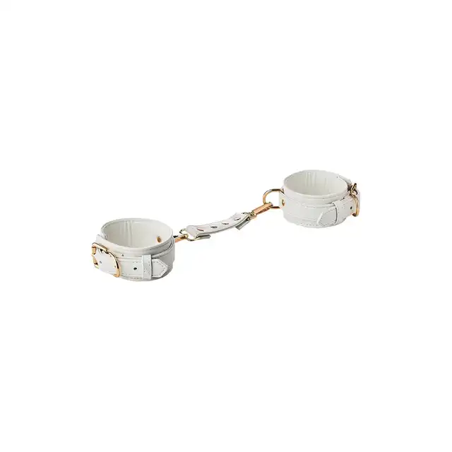 Blaze - Elite Anklecuffs White. Stylowe białe kajdanki na kostki ze złotymi elementami i łańcuchem o 12 cm długości 