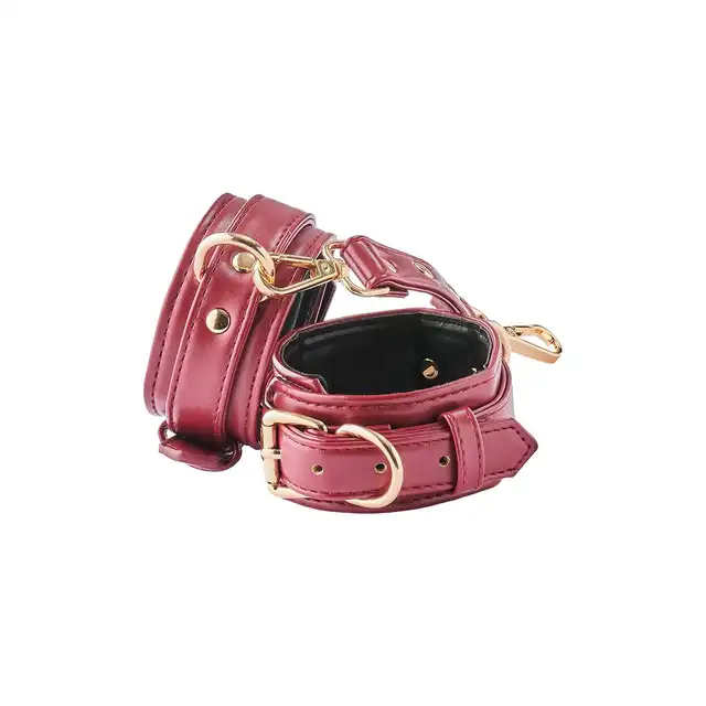 Blaze - Elite Anklecuffs Red. Eleganckie i stylowe czerwone kajdanki na nogi ze złotymi elementami. Super do sesji BDSM