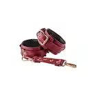 Blaze - Elite Anklecuffs Red. Eleganckie i stylowe czerwone kajdanki na nogi ze złotymi elementami. Super do sesji BDSM