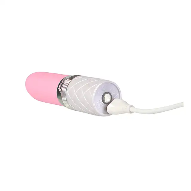 Pillow Talk - Lusty Pink. Super dyskretny wibrator łechtaczkowy ze stymulującym języczkiem. Forma incognito w formie szminki 
