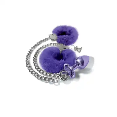Nixie - Metal Butt Plug &amp; Furry Handcuffs Purple Metallic. Nowatorskie połączenie zabaw analnych z techniką bondage. Korek analny z puszystymi kajdankami