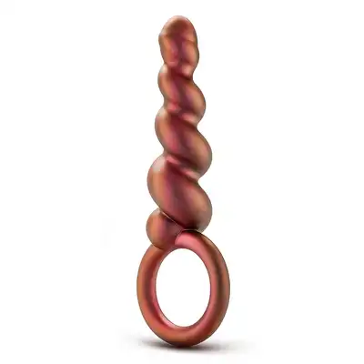 Anal Adventures - Matrix Spiral Loop Plug. Silikonowa spiralna wtyczka analna z metalicznym połyskiem. Wygodny uchwyt dla całkowitej kontroli
