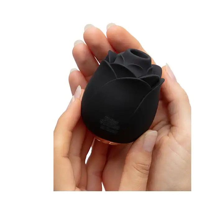 Fifty Shades of Grey - Suction Rose Black. Czarna różyczka do łechtaczki, stymulacja ciśnieniowa w trybie incognito