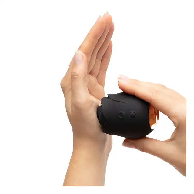 Fifty Shades of Grey - Suction Rose Black. Czarna różyczka do łechtaczki, stymulacja ciśnieniowa w trybie incognito
