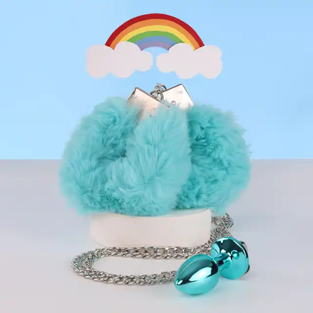 Nixie - Metal Butt Plug &amp; Furry Handcuffs Blue Metallic. Innowacja na rynku, zmysłowe połączenie wtyczki analnej z kajdankami na łańcuszku