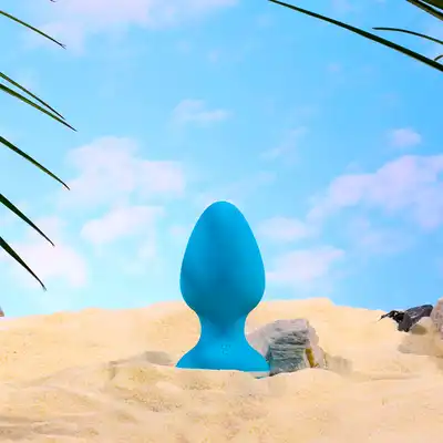 Cala Azul - Blanca Anal Plug. Turkusowa wibrująca zatyczka analna inspirowana energetyczną Ibizą