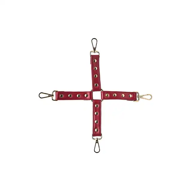 Blaze - Elite Hogtie Red. Czerwona uprząż do krzyżowego wiązania z 4 karabińczykami. Elitarny, ciemnoczerwony odcień sztucznej skóry połączonej ze złotem. 