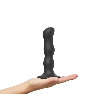 Strap-On-Me - Dildo Geisha Ball Black M. Super stymulujące dildo z drgającymi kulkami w środku. Połączenie dilda z kulkami gejszy, unikatowy produkt