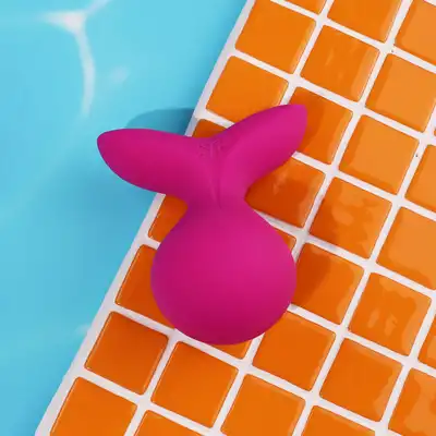 Satisfyer - Viva La Vulva 3 Violet. Świetny wibrujący stymulator łechtaczki typu lay-on z uchwytem w kształcie rybiego ogonka. Stymulacja łechtaczki i warg sromowych