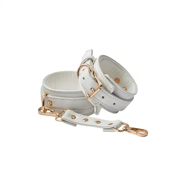 Blaze - Elite Anklecuffs White. Stylowe białe kajdanki na kostki ze złotymi elementami i łańcuchem o 12 cm długości 