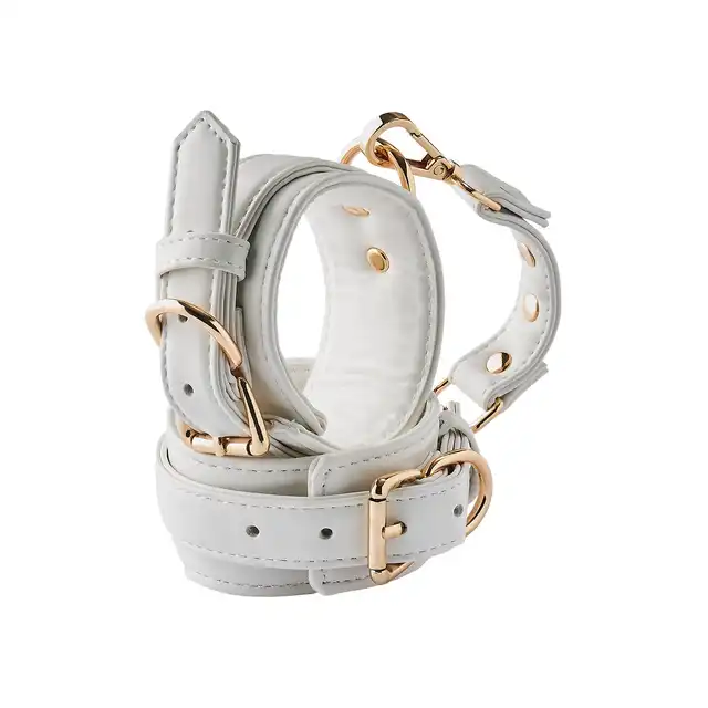 Blaze - Elite Anklecuffs White. Stylowe białe kajdanki na kostki ze złotymi elementami i łańcuchem o 12 cm długości 