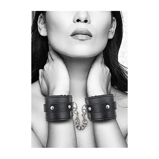 Ouch! - Plush Bonded Leather Hand Cuffs. Czarne skórzane kajdanki z pluszowym wykończeniem wewnątrz. BDSM w delikatnym wydaniu