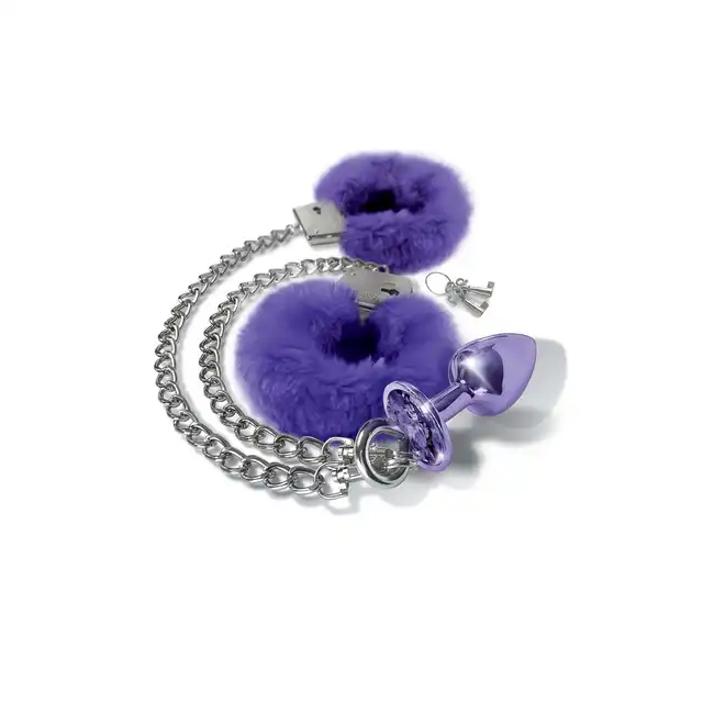 Nixie - Metal Butt Plug &amp; Furry Handcuffs Purple Metallic. Nowatorskie połączenie zabaw analnych z techniką bondage. Korek analny z puszystymi kajdankami