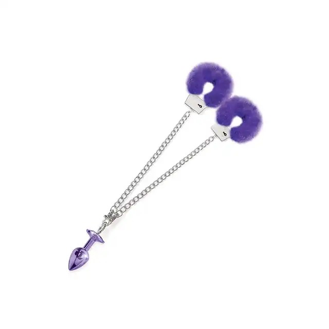 Nixie - Metal Butt Plug &amp; Furry Handcuffs Purple Metallic. Nowatorskie połączenie zabaw analnych z techniką bondage. Korek analny z puszystymi kajdankami