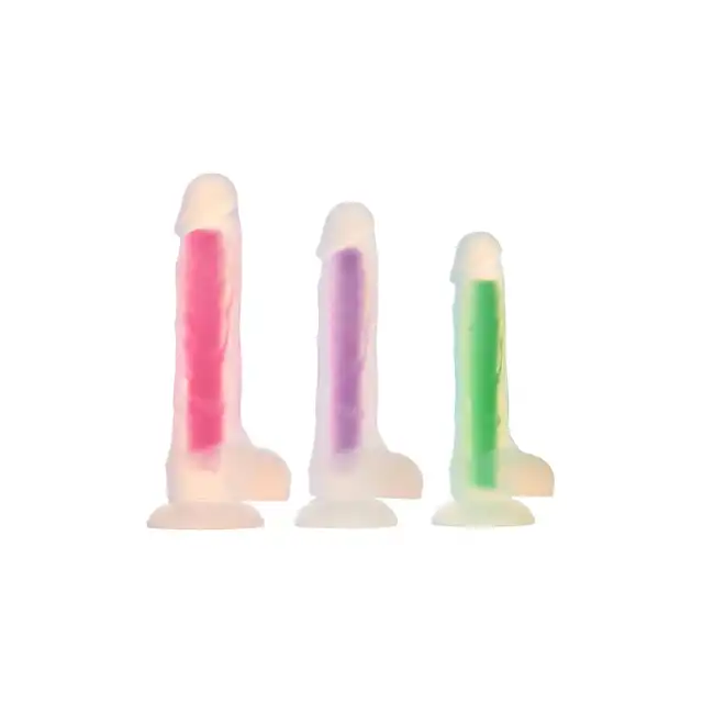 Radiant - Soft Silicone Glow In The Dark Dildo Small Green 17,5 cm. Silikonowe dildo w kształcie penisa z mocną przyssawką. Świeci w ciemnościach. 