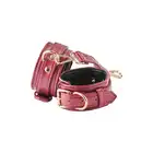 Blaze - Elite Anklecuffs Red. Eleganckie i stylowe czerwone kajdanki na nogi ze złotymi elementami. Super do sesji BDSM