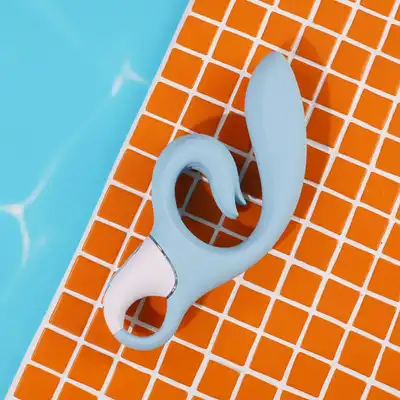 Satisfyer - Love Me Blue. Nowatorski wibrator do podwójnej stymulacji. Skoncentrowana stymulacja łechtaczki i punktu G w wyjątkowym wydaniu