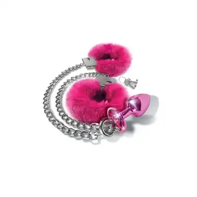 Nixie - Metal Butt Plug &amp; Furry Handcuffs Pink Metallic. Zniewalające połączenie korka analnego i łańcuszka prowadzącego do zmysłowych futrzanych kajdanek