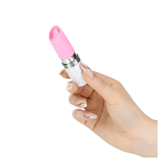 Pillow Talk - Lusty Pink. Super dyskretny wibrator łechtaczkowy ze stymulującym języczkiem. Forma incognito w formie szminki 